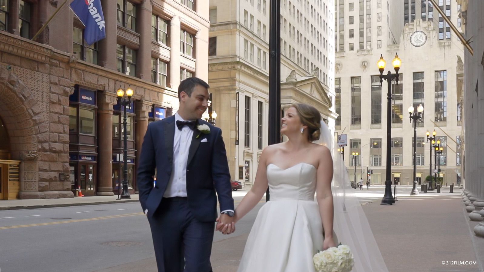 Bride & Groom Rookery building, Stock exchange building at Wells Street Chicago Downtown Wedding 