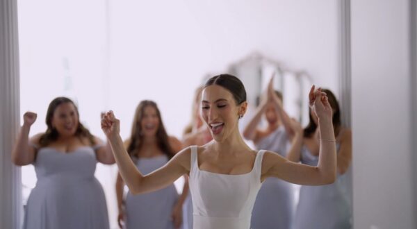 The bride dances with the bridesmaids in the morning.